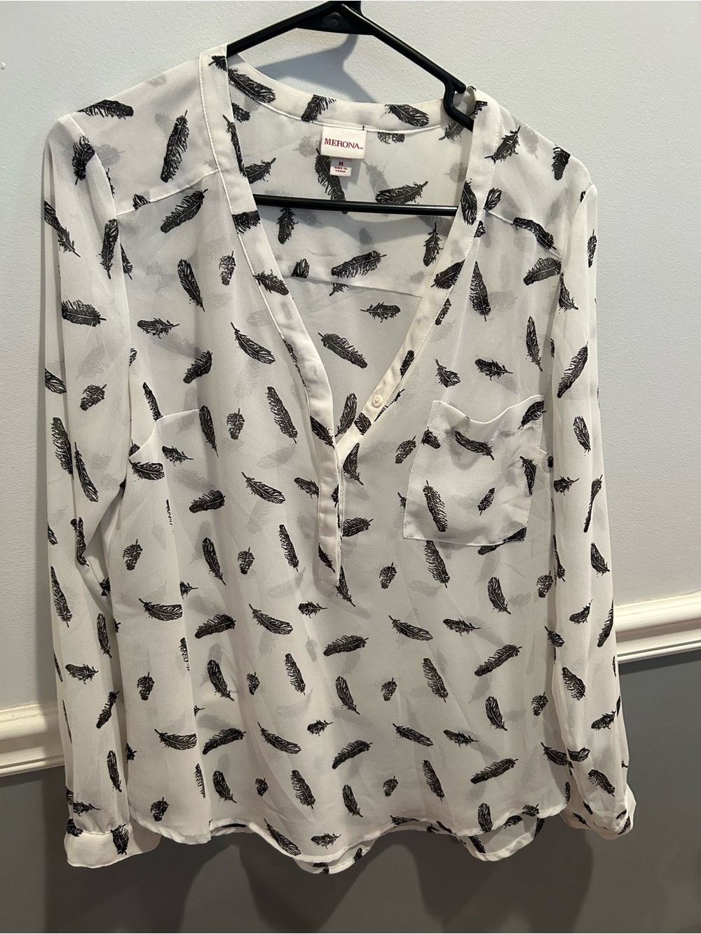 Merona Black & White Feather Print V-Neck Pullover Blouse